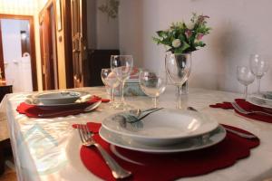a table with a white plate and wine glasses at Tranquilo apartamento en Pola de Siero in Siero