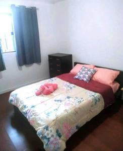 um quarto com uma cama com dois bichos de peluche em Casa da tia Ju! em São José dos Pinhais