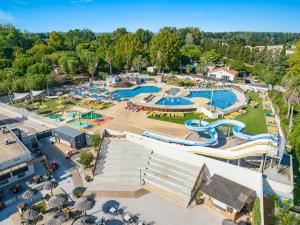 eine Aussicht auf einen Pool in einem Resort in der Unterkunft Camping Saint-Cyprien in Saint-Cyprien