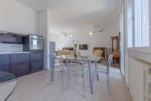 eine Küche und ein Esszimmer mit einem Tisch und Stühlen in der Unterkunft Spacious Apartment x5 with two balconies! in Bologna