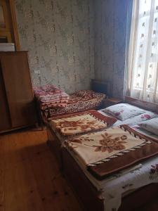 um grupo de quatro colchões sentados numa sala em Nelli guest house em Sayeliavo