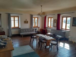 Posezení v ubytování Residieren in der Beletage des Schlößle