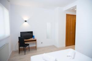 Televízia a/alebo spoločenská miestnosť v ubytovaní Restaurante Hotel Abadesa