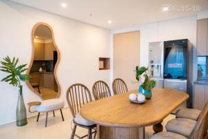- une salle à manger avec une table et des chaises en bois dans l'établissement The Sóng Apartment Sea View - Căn Hộ Biển Nghỉ Dưỡng - Hao's Homestay, à Vung Tau