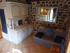 Kuchyňa alebo kuchynka v ubytovaní Gîte le rocher du château de Retourtour + 33 fotografií