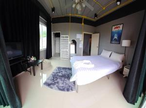 a bedroom with a white bed and a television at Hotel595Kohchang in Ban Map Khangkhao