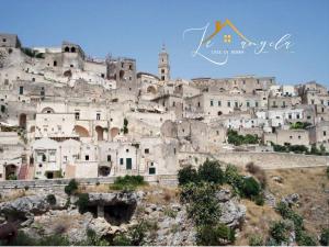 un groupe de bâtiments au sommet d'une montagne dans l'établissement Le Case Di Nonna Angela, à Matera