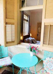 海法的住宿－伊甸園酒店，一间带桌椅的房间和一间卧室