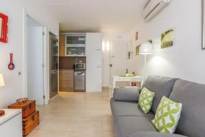 sala de estar con sofá y cocina en CUBAN GREEN Terrace en Sitges