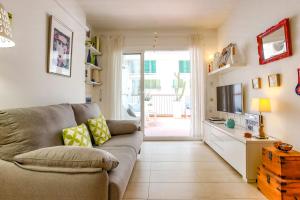 sala de estar con sofá y TV en CUBAN GREEN Terrace en Sitges