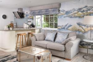 sala de estar con sofá y cocina en Marys Cottage, Grasmere, Dog Friendly, Hot Tub en Grasmere