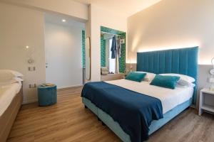 A bed or beds in a room at UNA HOTELS Imperial Beach Hotel