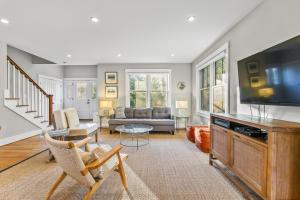 Televisyen dan/atau pusat hiburan di Modern Family Home Walkable to Town
