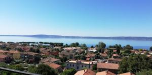 Vistas a la ciudad y al lago en B&B Vigna Rosa, en Trevignano Romano