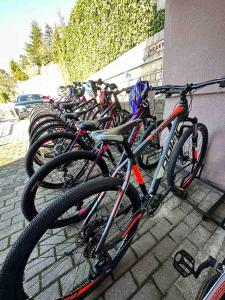 eine Reihe von Fahrrädern, die neben einem Gebäude geparkt sind in der Unterkunft Nate Apartments in Ohrid