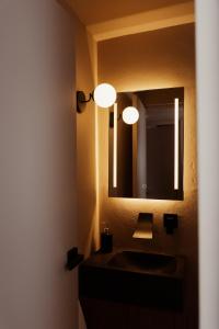 La salle de bains est pourvue d'un lavabo et d'un miroir. dans l'établissement Private Apartment - the coffee apartment, à Cusco