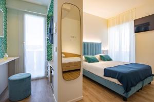 A bed or beds in a room at UNA HOTELS Imperial Beach Hotel