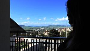 una persona mirando por una ventana a una ciudad en Le Case Di Nonna Angela, en Matera