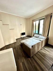 Un dormitorio con una cama grande y una ventana en Casa Brescia, en Turín
