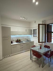 a kitchen with a table and a table and chairs at casalmare in San Vincenzo