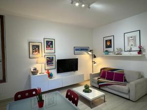 聖溫琴佐的住宿－casalmare，带沙发和电视的客厅