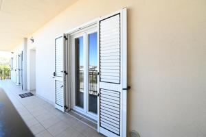 una puerta abierta con vistas a un balcón en Le Case Di Nonna Angela, en Matera