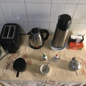 Comodidades para preparar café e chá em Onça da Praia Hostel