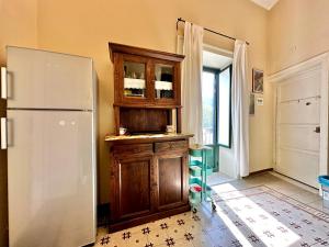 チェファルにあるCasa Giramondo by Housiliaのキッチン(冷蔵庫付)、窓が備わります。