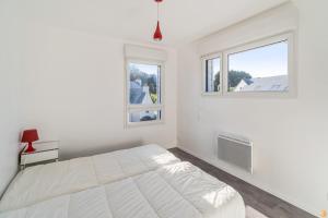 um quarto branco com uma cama e 2 janelas em Villa 4 étoiles à 50M la plage tranquille et lumineuse à TREGASTEL Réf -135 em Trégastel