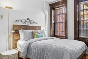 Giường trong phòng chung tại 1BR Brownstone w Rare Outdoor Space