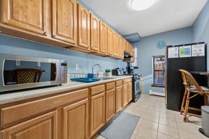 A kitchen or kitchenette at 1BR Brownstone w Rare Outdoor Space