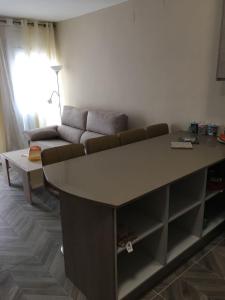 uma sala de estar com uma mesa e um sofá em Apartamento a 100m de la playa de Fenals - Lloret - Margarita em Lloret de Mar
