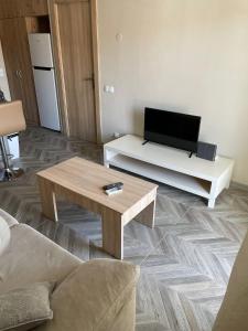 uma sala de estar com uma televisão e uma mesa de centro em Apartamento a 100m de la playa de Fenals - Lloret - Margarita em Lloret de Mar