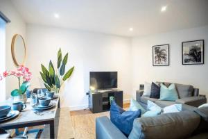 a living room with a couch and a tv at Amazing 2 Bedroom Flat Next to Brighton Station Sleep 6 Guests RHF in Brighton & Hove