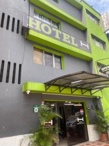 Un hotel con un cartel en la entrada. en Hotel Estadio Suite, en Medellín