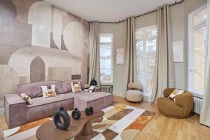 - un salon avec un canapé et une table dans l'établissement Residence Trocadero by Studio prestige, à Paris