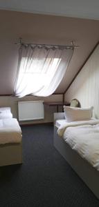 Cama o camas de una habitación en Hotel Kęszyca Leśna