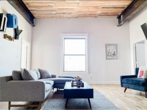 una sala de estar con un sofá y una mesa en Stadium Lofts on Meridian #3, en Indianápolis