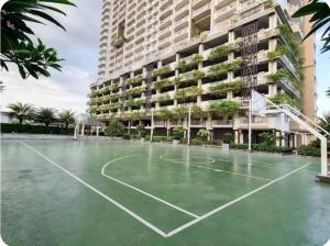 馬尼拉的住宿－2BR, BIG & COZY UNIT 592sqft at TORRE DE MANILA，一座空的篮球场,在一座建筑前