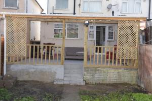 una veranda schermata di una casa di brook house a Londra