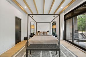 um quarto com uma cama e uma grande janela em Verbier by Tremblant Platinum em Mont-Tremblant