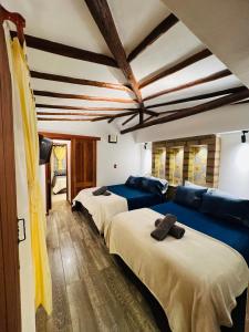 - une chambre avec 2 lits et un canapé bleu dans l'établissement Cabaña Ensueño, à Villa de Leyva