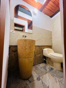 La salle de bains est pourvue de toilettes et d'un lavabo. dans l'établissement Cabaña Ensueño, à Villa de Leyva