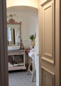 bagno con lavandino e specchio di Casa Viola Bed and Breakfast a Calice Ligure