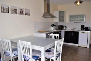 Η κουζίνα ή μικρή κουζίνα στο Appartement 3 étoiles avec vue sur mer au 3ème et dernier étage à TREGASTEL - Réf 25