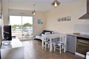 Η κουζίνα ή μικρή κουζίνα στο Appartement 3 étoiles avec vue sur mer au 3ème et dernier étage à TREGASTEL - Réf 25