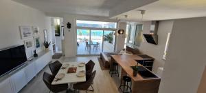 ein Wohnzimmer mit einem Tisch und einem Esszimmer in der Unterkunft Apartments Holidays Roko in Grebaštica