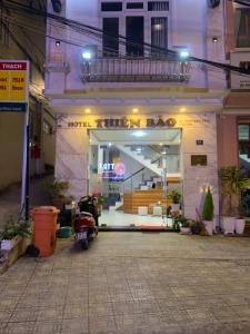 ein Gebäude mit einem großen Eingang und einem Balkon in der Unterkunft ThiênBảo Hotel in Da Lat + 27 Fotos