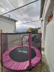 un trampolín rosa y negro en un patio en La casa de tío Vidal en Pedro Bernardo