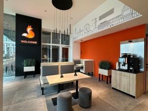 un restaurante con paredes de color naranja, mesa y sillas en Fox Hotel The Hague Scheveningen en Scheveningen